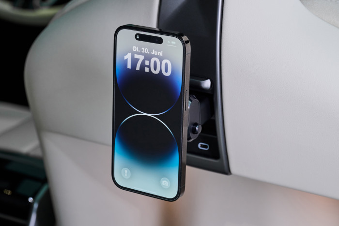 In den Kopfstützen befindet sich eine Halterung für ein Smartphone. (Foto: BMW) 