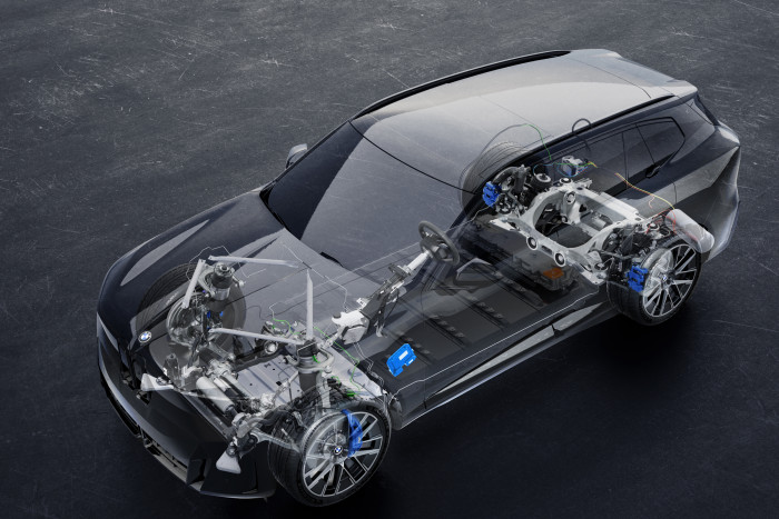 Das Fahrwerk ist optional mit Luftfederung und Hinterachslenkung bestellbar. (Foto: BMW) 