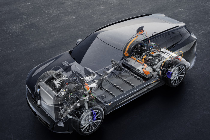 Der Antrieb liefert eine Gesamtleistung von bis zu 485 kW. (Foto: BMW) 