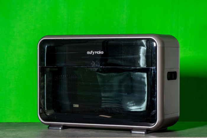 Der Eufymake E1 ist für einen UV-Drucker recht unauffällig designt. (Bild: Martin Wolf/Golem)