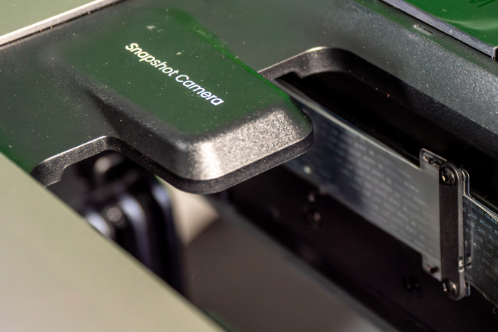 Über eine Kamera erkennt der E1 das Druckmaterial. Nutzer können das zu druckende Element dann per WYSIWYG platzieren. (Bild: Martin Wolf/Golem)