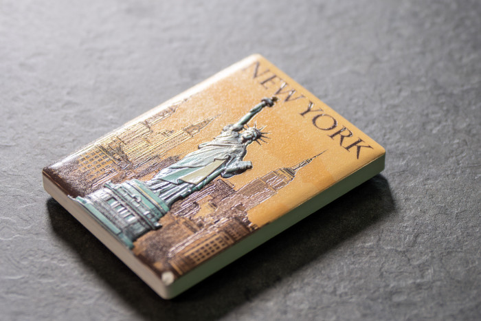 Beim Probedruck können wir einen New-York-Kühlschrankmagneten drucken - mit schönem Reliefeffekt. (Bild: Martin Wolf/Golem)