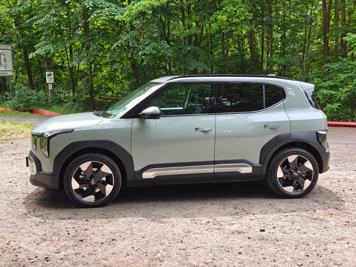Der Kia EV2 ist ein recht kantiger, kleiner SUV. (Bild: Martin Wolf/Golem)