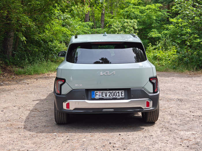Die Heckklappe des EV2 wird manuell geöffnet, der Heckscheibenwischer steckt unter dem Spoiler. (Bild: Martin Wolf/Golem)