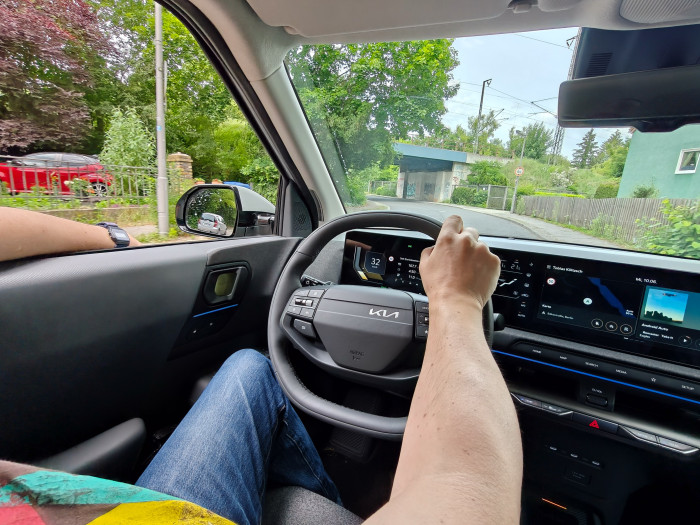 Der EV2 fährt sich komfortabel und ist ausreichend motorisiert. (Bild: Martin Wolf/Golem)