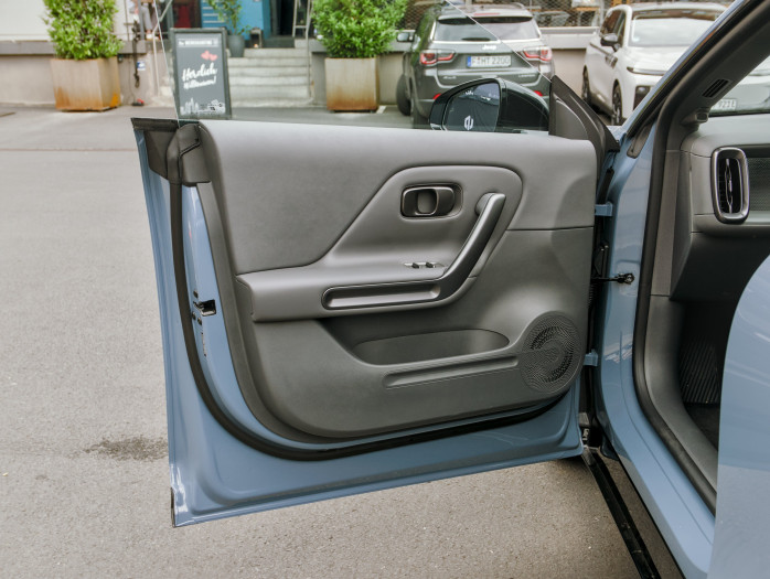 Im Innenraum verwendet Leapmotor Kunststoff, der aber - wie in den Türen - an den entscheidenden Stellen unterschäumt ist. (Bild: Tobias Költzsch/Golem)
