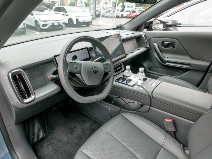 Das Cockpit des B05 ist bis auf die Mittelkonsole identisch mit dem des B10. (Bild: Tobias Költzsch/Golem)