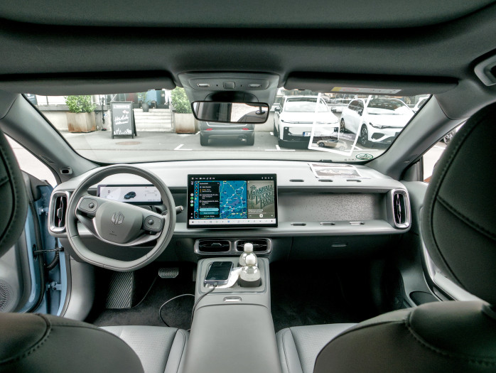 Im Zentrum ist ein 14,6 Zoll großes Display verbaut. (Bild: Tobias Költzsch/Golem)
