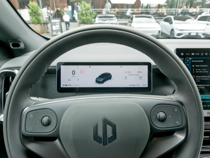 Das Lenkrad entspricht dem der anderen Leapmotor-Modelle. (Bild: Tobias Költzsch/Golem)