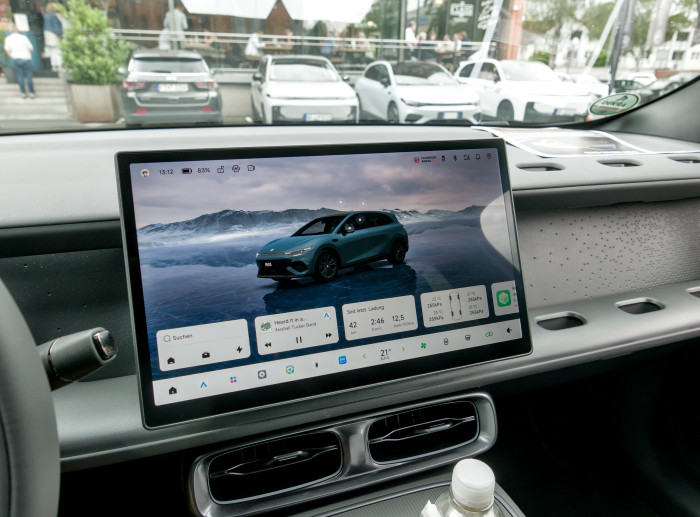 Über das zentrale Display werden die meisten Einstellungen vorgenommen. (Bild: Tobias Költzsch/Golem)
