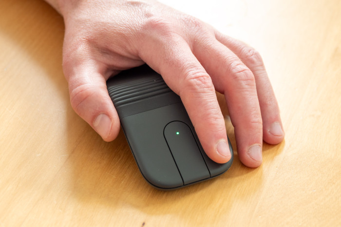 Logitechs faltbare Maus Mobi Fold im Test (Bild: Martin Wolf/Golem)
