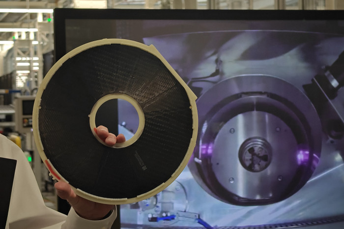 Für die Verbindung der Statorplatten setzt Mercedes eine Lasertransmissionsverschweißung ein. (Foto: Friedhelm Greis/Golem) 
