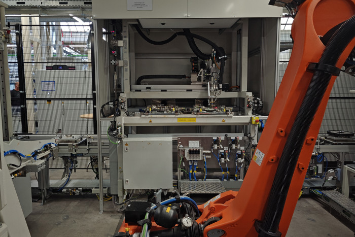 Der Roboter im Hintergrund trägt einen Klebstoff auf. (Foto: Friedhelm Greis/Golem) 