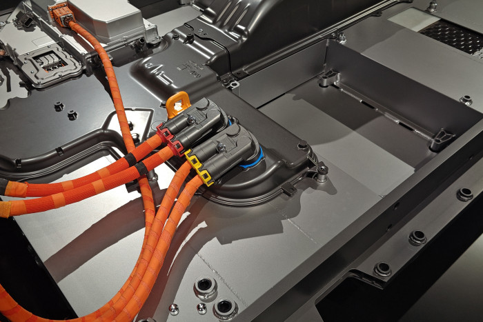 AMG hat Batteriezellen im Fußraum eingespart, um den Passagieren im Fond mehr Platz zu ermöglichen. (Foto: Friedhelm Greis/Golem) 