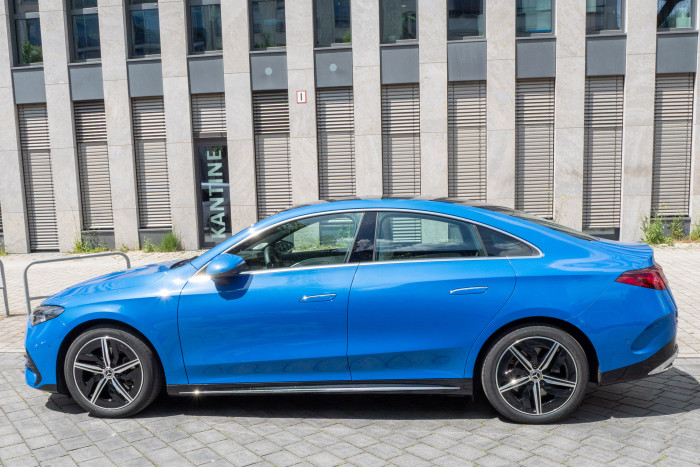 Mit einer Länge von 4,72 Metern und einer Breite ohne Spiegel von 1,86 Metern ist der CLA fast genauso groß wie das Tesla Model 3. (Foto: Martin Wolf/Golem)