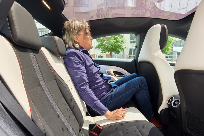 Bei einem Radstand von 2,79 m ist wenig Platz zum Ausstrecken der Beine, für groß gewachsene Person könnte der Abstand zum Panoramadach eng werden. (Foto: Martin Wolf/Golem)
