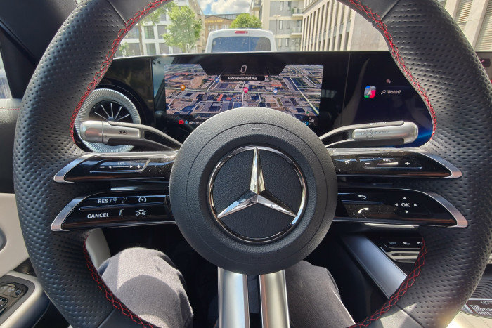 Mercedes ersetzt die kapazitiven Bedienelemente für die Distronic und die Lautstärke wieder durch eine Wippe und einen Drehsteller. (Foto: Martin Wolf/Golem)