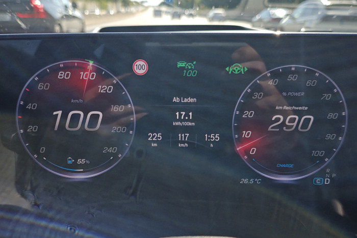 Auf einer 225 km langen Etappe auf der A4 und A5 - mit Maximaltempo 140 und einem Durchschnitt von 117 km/h - stieg der Verbrauch nur unwesentlich auf 17,1 kWh pro 100 km an. (Foto: Friedhelm Greis/Golem)