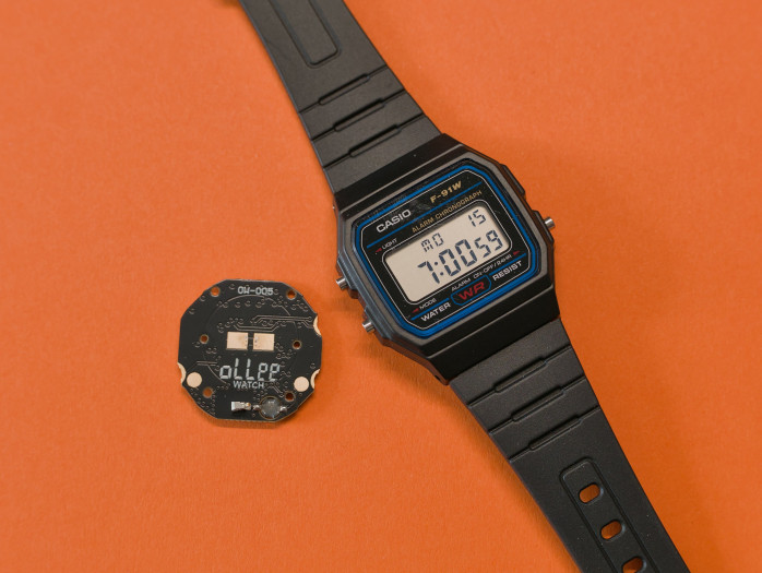 Die Casio F-91W im unverbastelten Zustand mit dem Ollee-Watch-Modul (Bild: Tobias Költzsch/Golem)