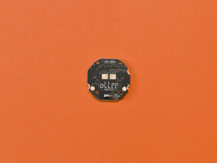 Das Ollee-Watch-Modul ersetzt das Standard-PCB in der Uhr. (Bild: Tobias Költzsch/Golem)