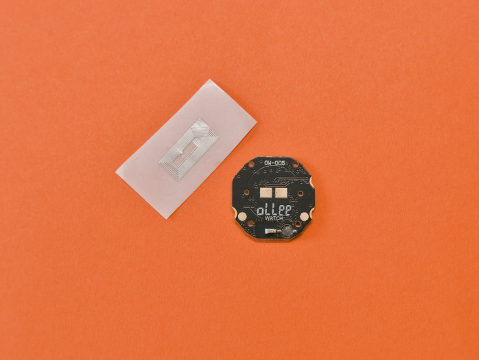 Im Set enthalten ist auch ein NFC-Sticker. (Bild: Tobias Költzsch/Golem)