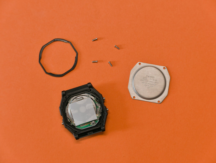 Um Ollee Watch einzubauen, muss das Casio-Modul aus der F-91W entfernt werden. Die Uhr lässt sich einfach aufschrauben. (Bild: Tobias Költzsch/Golem)
