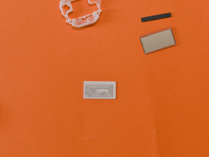 Der NFC-Sticker wird auf die Rückseite des Displays geklebt. (Bild: Tobias Költzsch/Golem)
