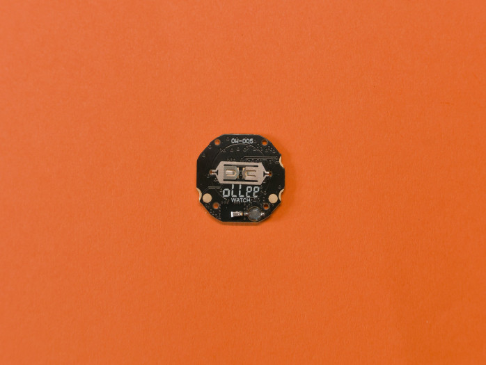 Der Batteriekontakt wird auf das Ollee-Watch-Modul gesetzt. (Bild: Tobias Költzsch/Golem)