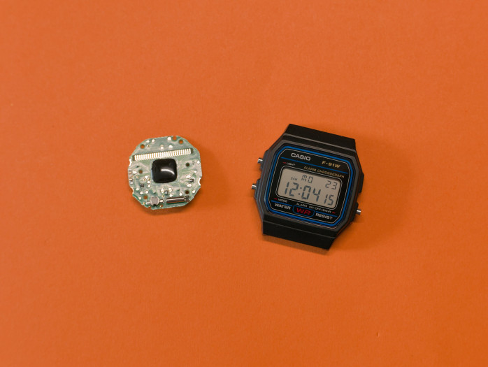 Die modifizierte F-91W und das Originalmodul von Casio (Bild: Tobias Költzsch/Golem)