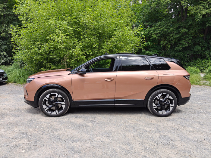 Der Opel Grandland ist mit 4.650 mm Länge kein kleines Auto, zählt aber noch zu den mittelgroßen SUVs. (Bild: Martin Wolf/Golem)