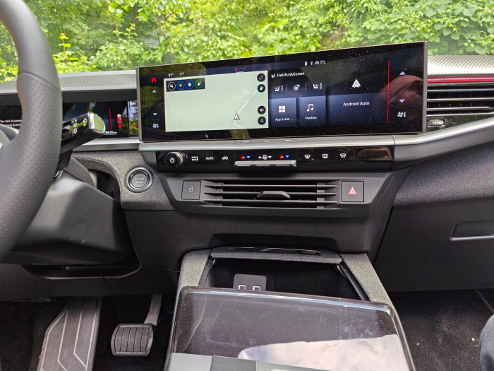 Das zentrale Display ist zum Fahrer hin gerichtet. (Bild: Martin Wolf/Golem)