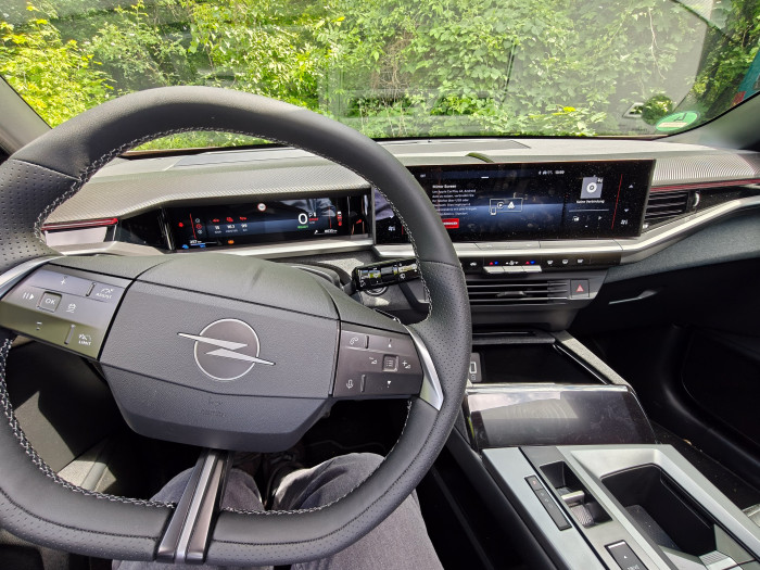 Hinter dem Lenkrad befindet sich ein Fahrinformationsdisplay. (Bild: Martin Wolf/Golem)