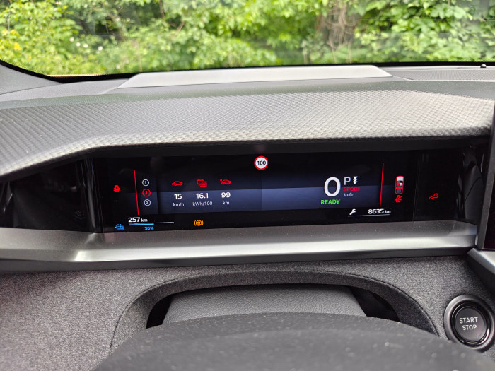 Das Fahrdisplay und das HUD sind konfigurierbar. (Bild: Martin Wolf/Golem)
