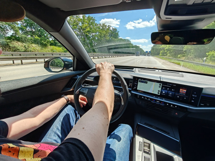 Der Opel Grandland fährt sich sehr angenehm und liegt gut auf der Straße. (Bild: Martin Wolf/Golem)