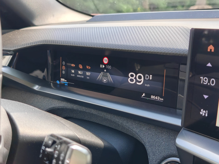 Das Fahrdisplay des Opel Grandland (Bild: Martin Wolf/Golem)