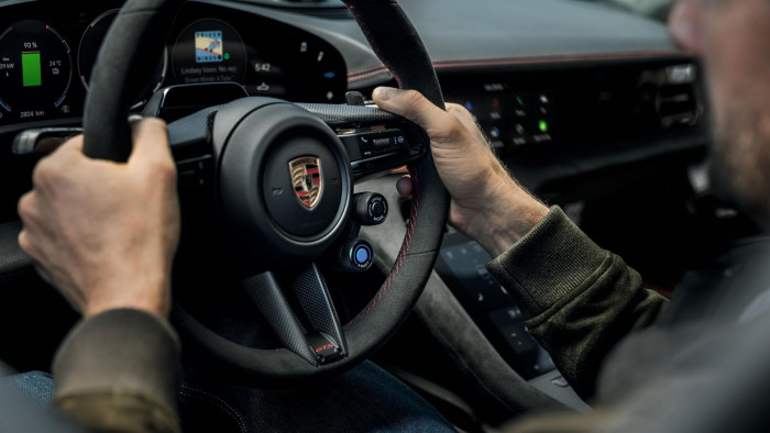 Das Cockpit des Porsche Taycan GTS (Bild: Porsche)