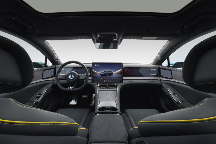 Der Denza Z9 bietet ein aufgeräumtes Cockpit. Der Blick fällt zuerst auf den mittleren Bildschirm (17,3 Zoll). Fahrer und Beifahrer blicken jeweils auf ein 13,2 Zoll Display. (Bild: BYD)