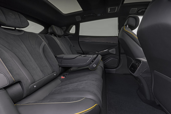 Im Z9 GT kann man sich bequem fahren lassen: Freier Blick nach oben, Rückenlehne nach hinten verstellen und das Smartphone lädt induktiv in der mittleren Armablage. (Bild: BYD)