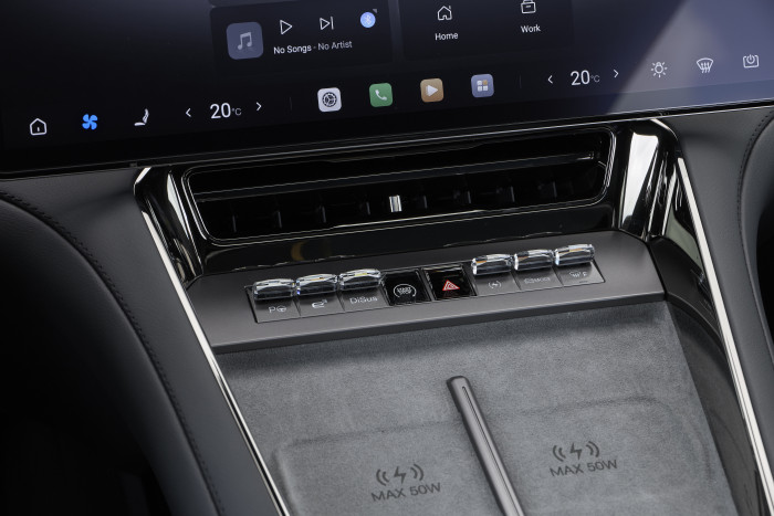 Denza setzt auf physische Knöpfe für etliche Funktionen sowie schnelles induktives Laden mit 50 Watt. (Bild: BYD)