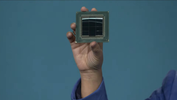 Mit Zen6c-Kernen kommen die Epyc 9006 im Sockel SP7 auf bis zu 256 Kerne. (Bild: AMD; Screenshot: Golem.de)