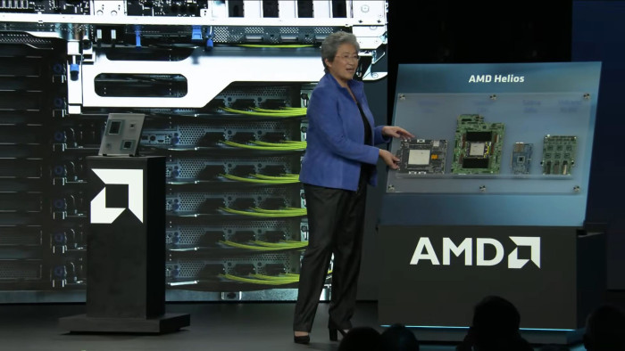 Die Blades von Helios sind modular aufgebaut, Lisa Su zeigt die Platinen mit MI455X-GPU, Epyc 9006-HF-CPU sowie die beiden Netzwerkkarten. (Bild: AMD; Screenshot: Golem.de)