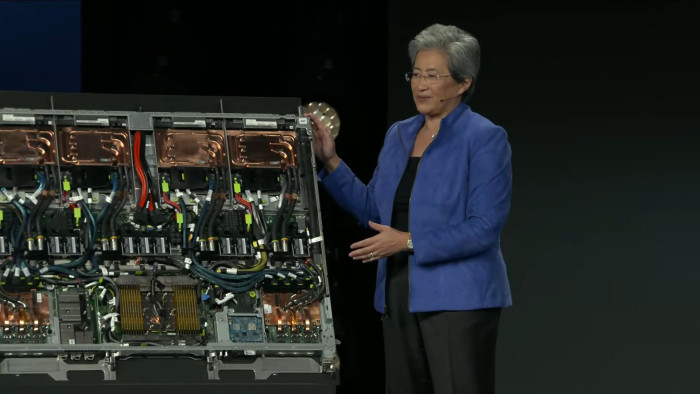 Lisa Su ist nicht die Größte, aber der Vergleich zeigt die immensen Ausmaße der Helios-Blades. (Bild: AMD; Screenshot: Golem.de)