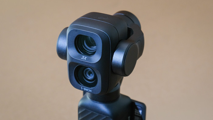 Die beiden Linsen-Sensor-Kombis der Pocket 4P sind übereinander angeordnet, die Hauptkamera befindet sich unten. (Bild: Steinlechner / Golem)