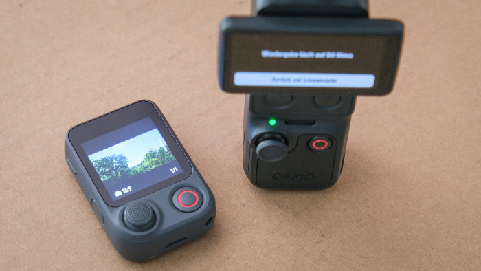 Mit der Remote kann man die Pocket 4P ganz gut fernsteuern. (Bild: Steinlechner / Golem)