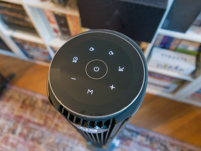 Das Bedienfeld auf der Oberseite des Ventilators ist gut erreichbar. (Bild: Tobias Költzsch/Golem)