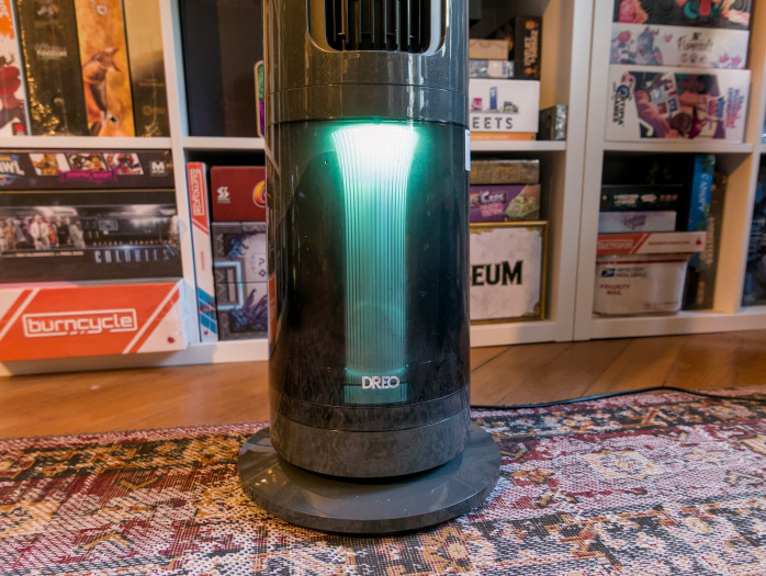 Die LED-Lampe dient nicht nur der Deko, sondern zeigt farbcodiert auch einen von drei Luftfeuchtigkeitsbereichen an. (Bild: Tobias Költzsch/Golem)