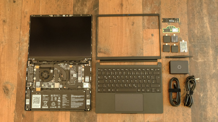 Der Laptop wird in Einzelteilen geliefert. (Bild: Oliver Nickel/Golem)