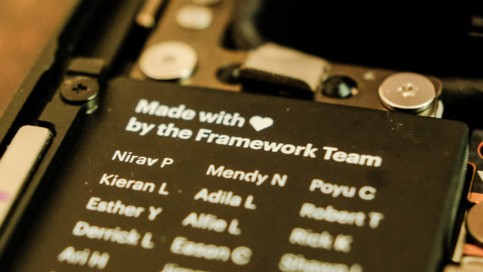 Das Framework-Team verewigt sich im Gehäuse. 