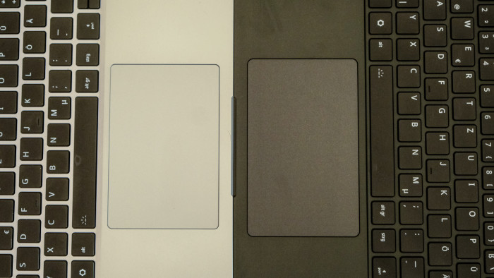 Das Trackpad des Pro-Modells (rechts) ist merklich größer. (Bild: Oliver Nickel/Golem)
