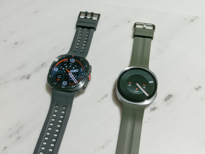 Die Galaxy Watch Ultra 2 und die Galaxy Watch 9 (Bild: Tobias Költzsch/Golem)
